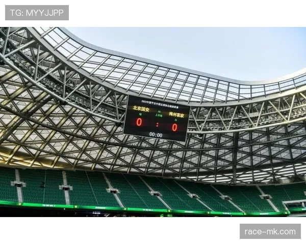 北京国安工体夜景焕新，点燃球迷对新赛季的热切期待