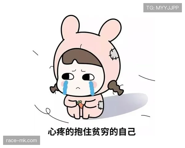 卡瓦尼拎着塑料袋买菜，手上那块表比我房租还贵