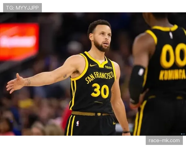 保罗挡拆为库里制造空位，组织效率较上季明显提升